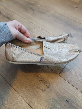 Size 8 Women's Glitter Gold Toms